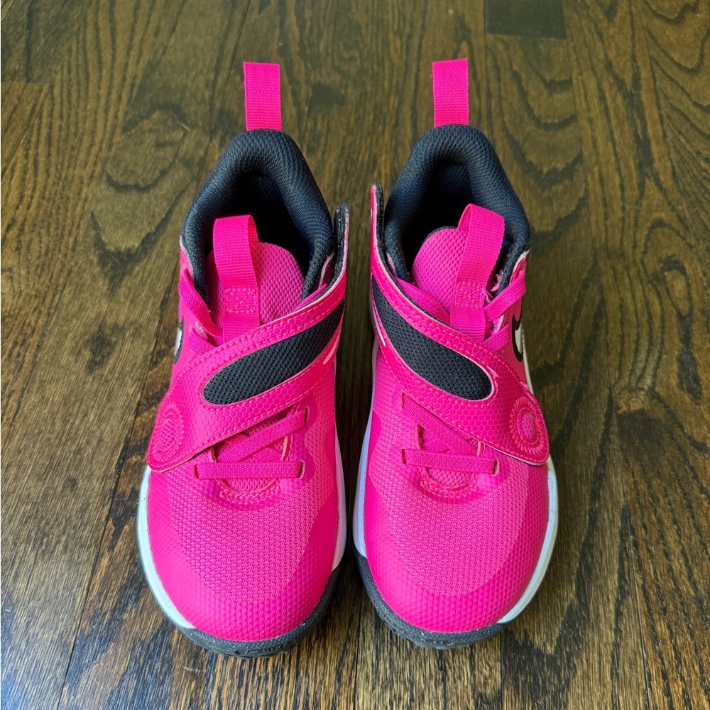 Girls’ Nike Little Kid Hustle D11 Basketball sneakers - size 12 - Like New!